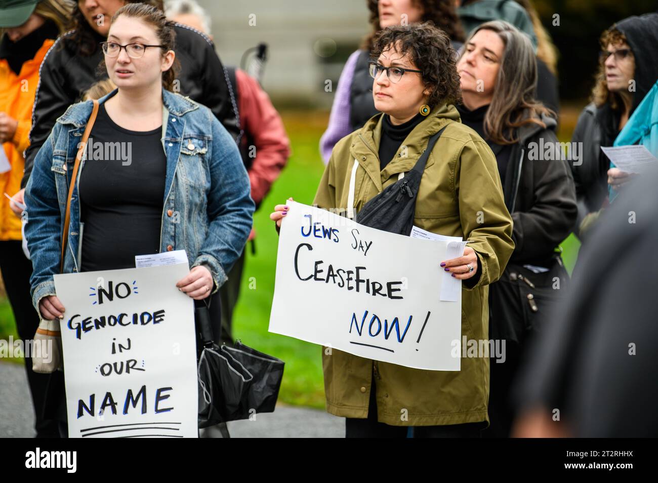 Montpelier, USA. 20 ottobre 2023. I partecipanti tengono cartelli durante un incontro presso la Vermont State House a Montpelier, VT, USA, per piangere le vittime della lotta in Israele e Gaza. Crediti: John Lazenby/Alamy Live News Foto Stock