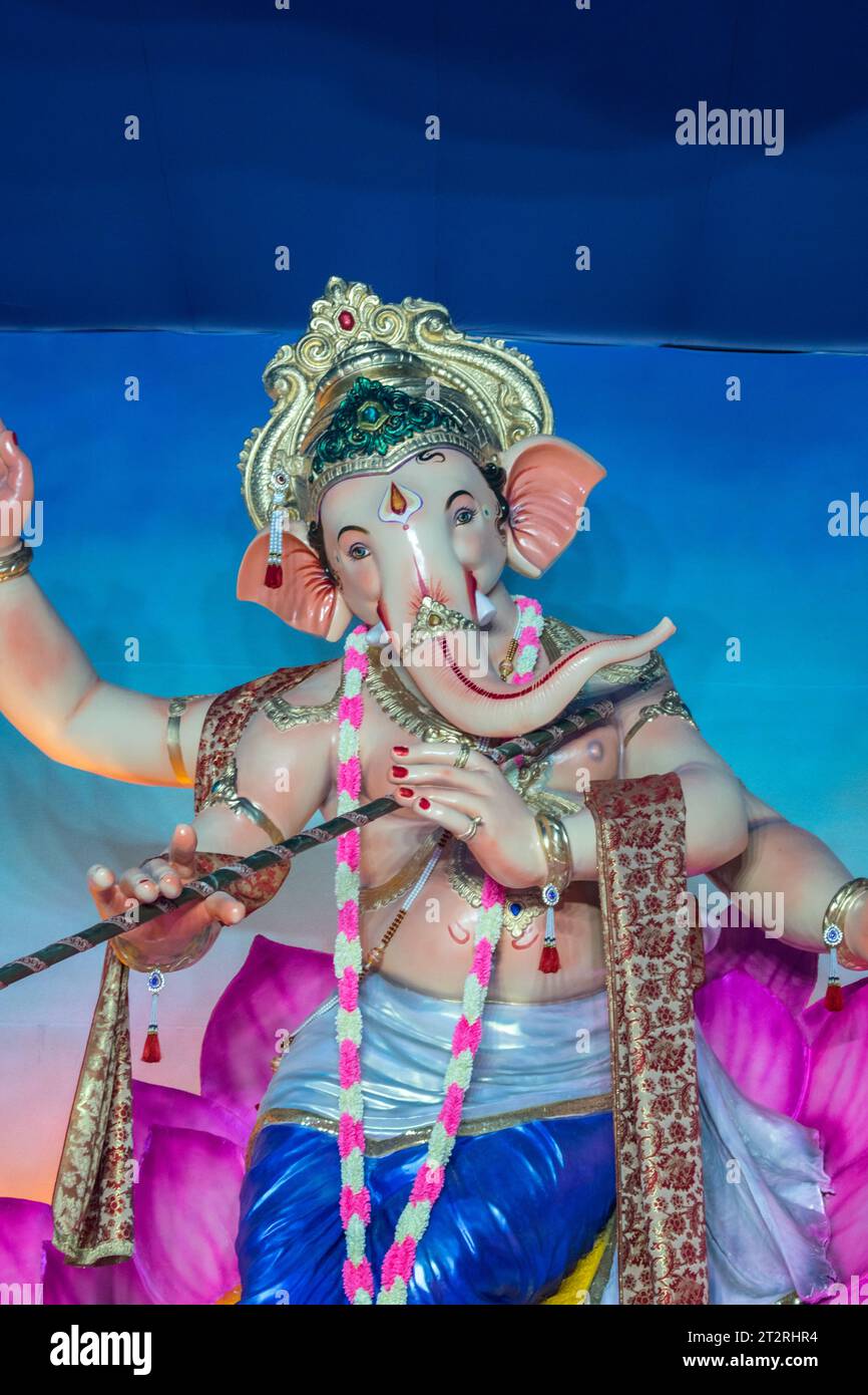 Un bellissimo idolo del Signore Ganesha che viene adorato in un mandal a Mumbai per l'auspicious festival indiano di Ganesh Chaturthi Foto Stock