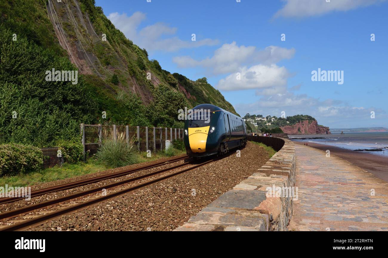 BR Classe 800 IET N. 800304 corre lungo la diga di Teignmouth con un treno diretto a ovest, guardando verso Hole Head a Holcombe. Foto Stock