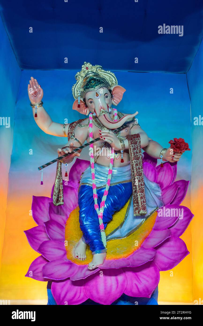 Un bellissimo idolo del Signore Ganesha che viene adorato in un mandal a Mumbai per l'auspicious festival indiano di Ganesh Chaturthi Foto Stock