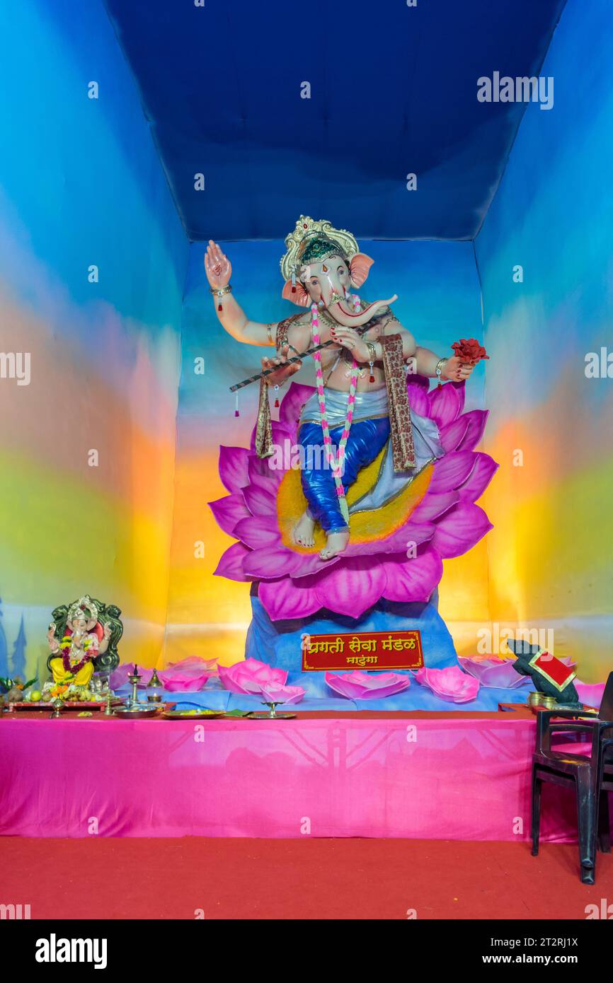 Un bellissimo idolo del Signore Ganesha che viene adorato in un mandal a Mumbai per l'auspicious festival indiano di Ganesh Chaturthi Foto Stock