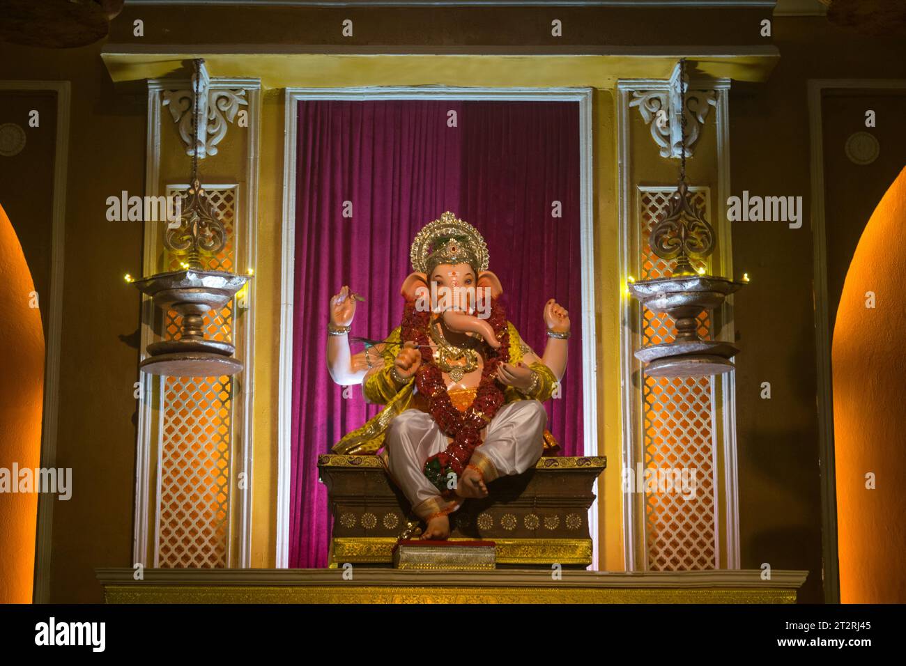 Un bellissimo idolo del Signore Ganesha che viene adorato in un mandal a Mumbai per l'auspicious festival indiano di Ganesh Chaturthi Foto Stock