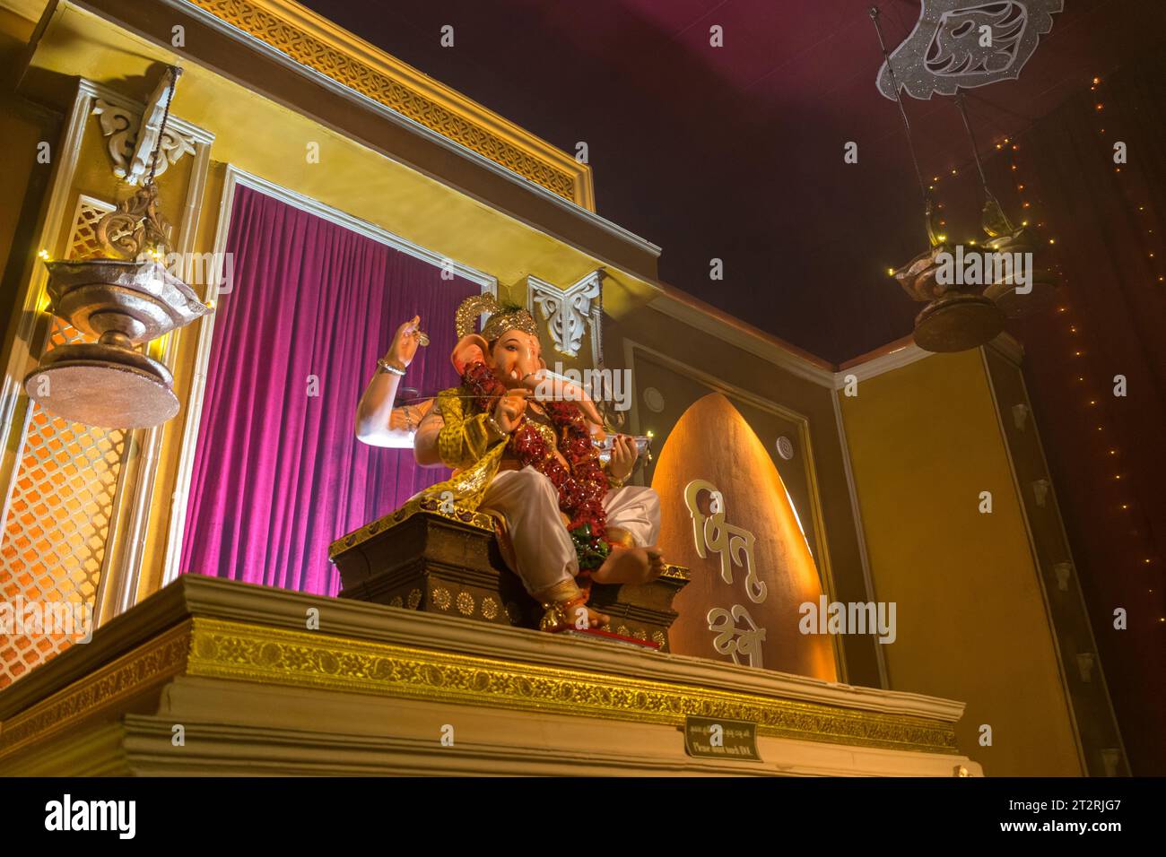 Un bellissimo idolo del Signore Ganesha che viene adorato in un mandal a Mumbai per l'auspicious festival indiano di Ganesh Chaturthi Foto Stock