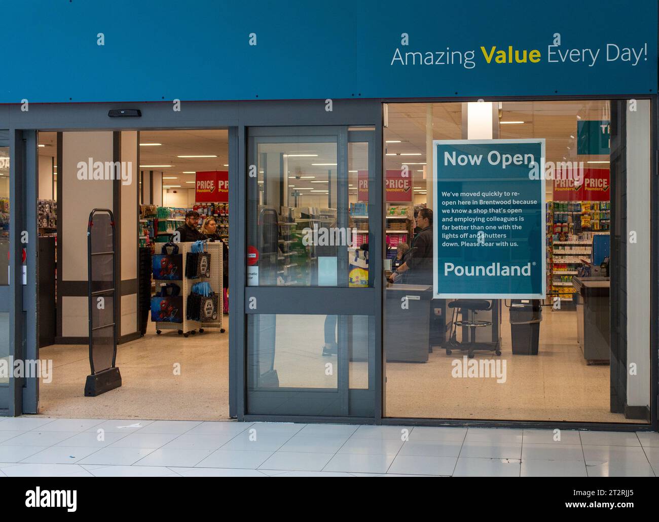 Brentwood, Essex, Regno Unito, 21 ottobre 2023 uno dei primi negozi di Poundland apre le sue porte a Brentwood Essex quello che era Wilko prima che entrassero in amministrazione e Poundland sta rilevando molti altri negozi Wilko credito: Richard Lincoln/Alamy Live News Foto Stock