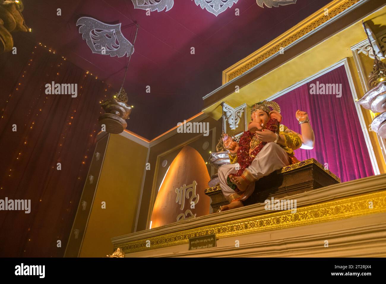 Un bellissimo idolo del Signore Ganesha che viene adorato in un mandal a Mumbai per l'auspicious festival indiano di Ganesh Chaturthi Foto Stock