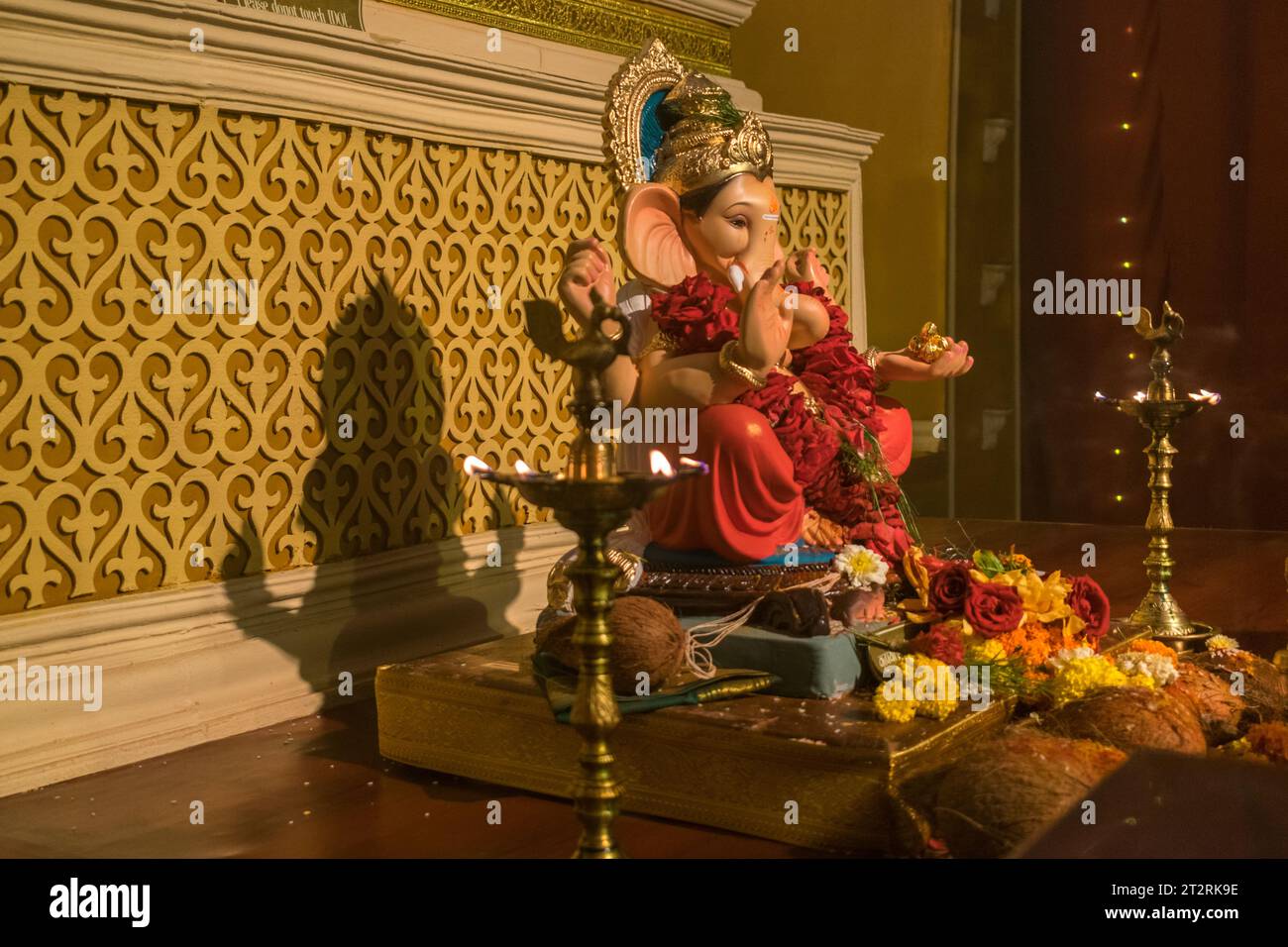 Un bellissimo idolo del Signore Ganesha che viene adorato in un mandal a Mumbai per l'auspicious festival indiano di Ganesh Chaturthi Foto Stock