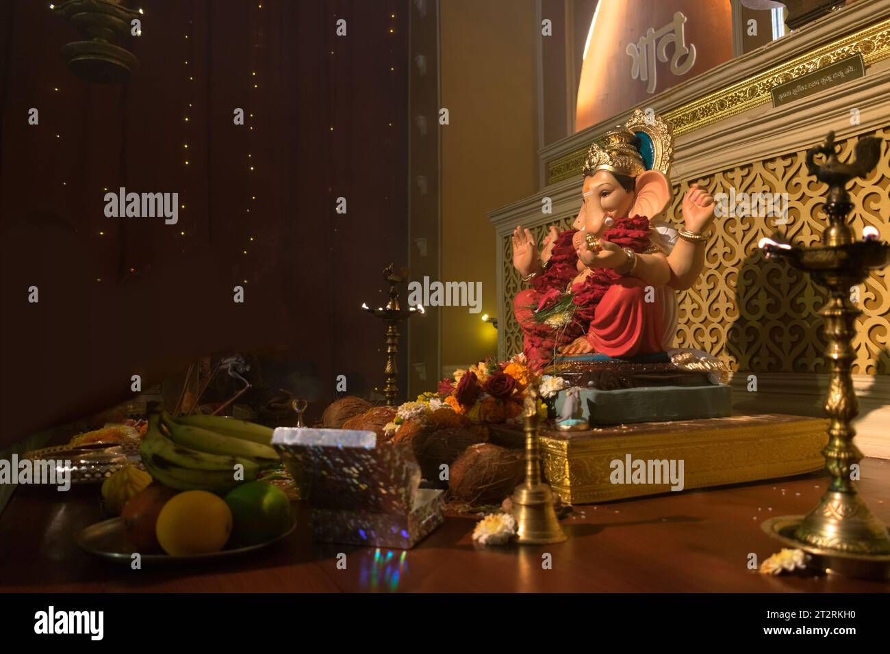 Un bellissimo idolo del Signore Ganesha che viene adorato in un mandal a Mumbai per l'auspicious festival indiano di Ganesh Chaturthi Foto Stock