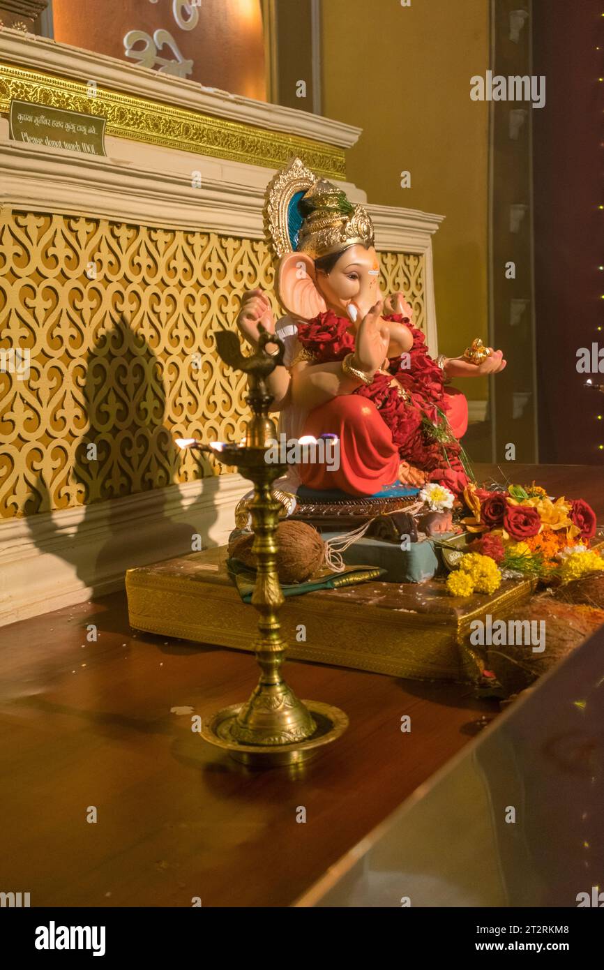 Un bellissimo idolo del Signore Ganesha che viene adorato in un mandal a Mumbai per l'auspicious festival indiano di Ganesh Chaturthi Foto Stock