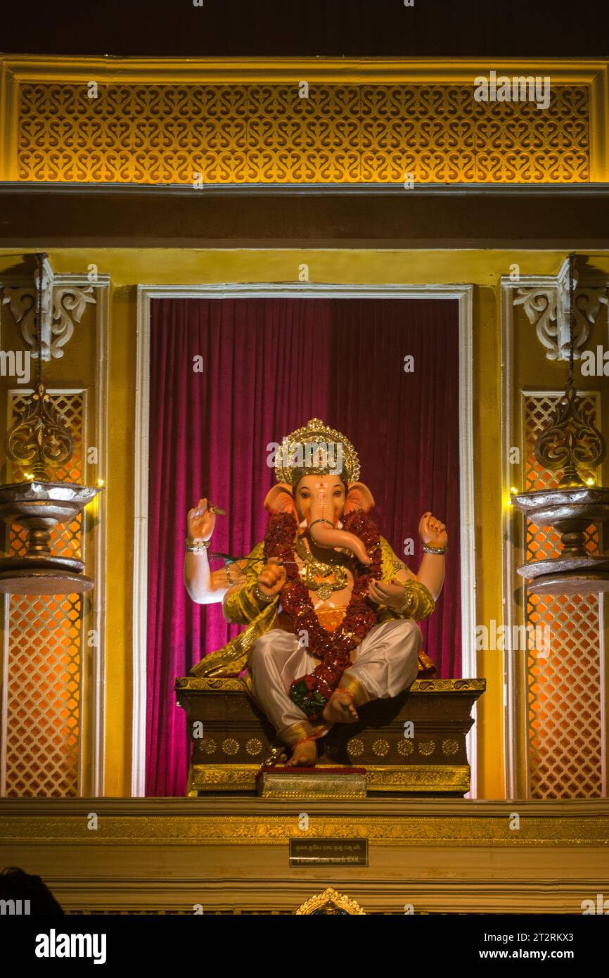 Un bellissimo idolo del Signore Ganesha che viene adorato in un mandal a Mumbai per l'auspicious festival indiano di Ganesh Chaturthi Foto Stock