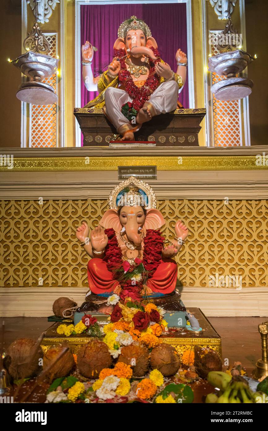 Un bellissimo idolo del Signore Ganesha che viene adorato in un mandal a Mumbai per l'auspicious festival indiano di Ganesh Chaturthi Foto Stock