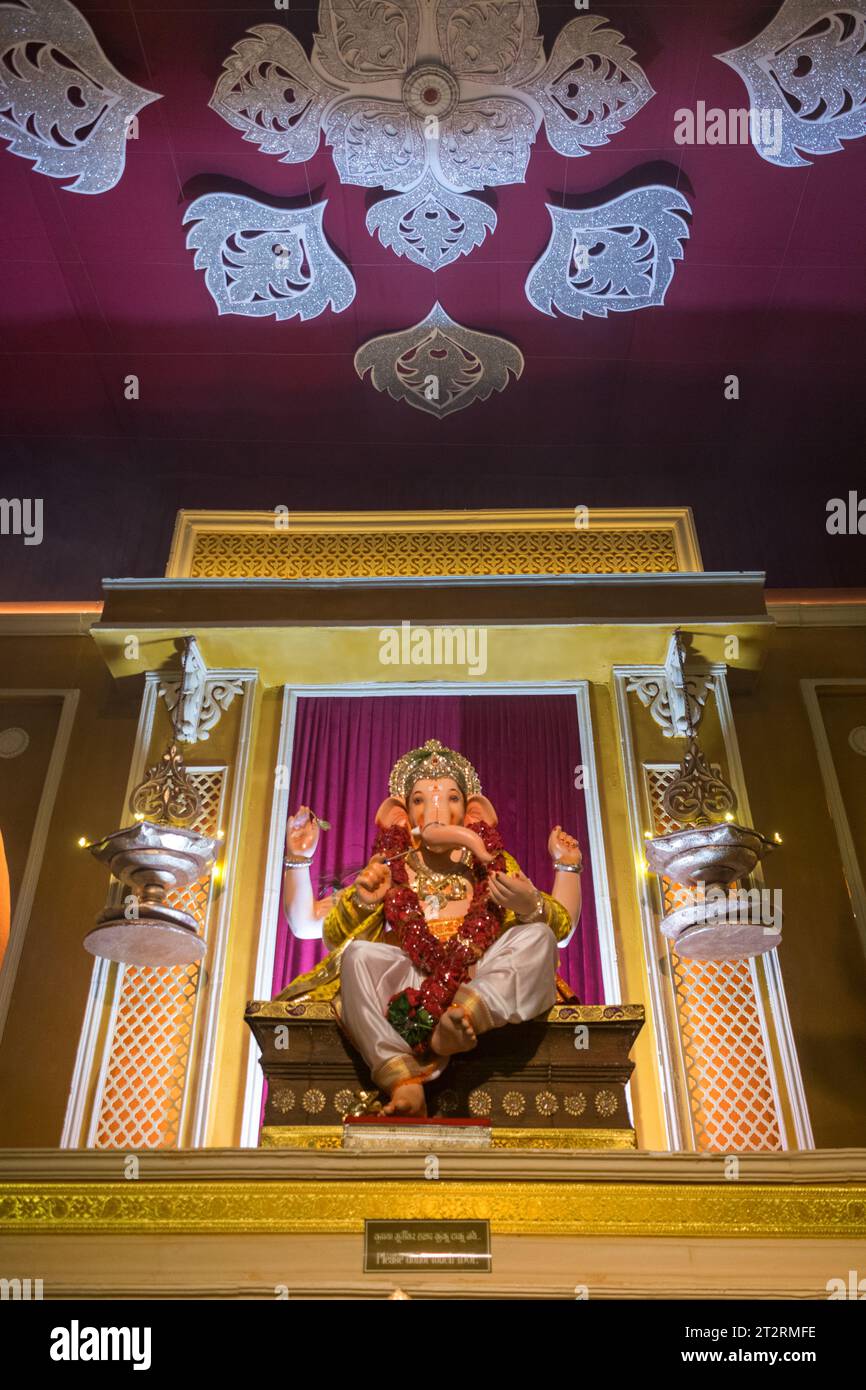 Un bellissimo idolo del Signore Ganesha che viene adorato in un mandal a Mumbai per l'auspicious festival indiano di Ganesh Chaturthi Foto Stock