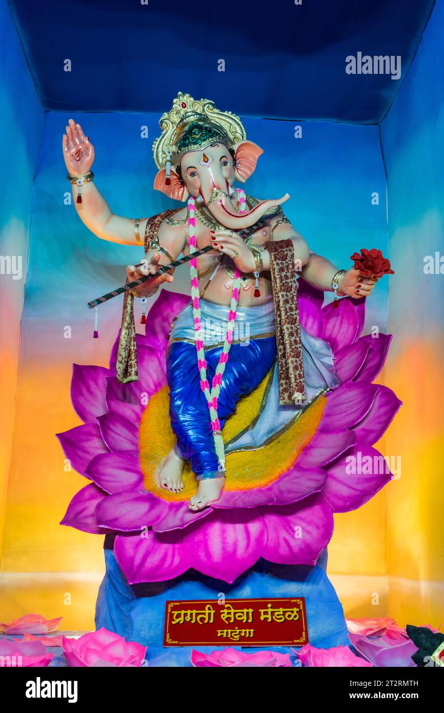 Un bellissimo idolo del Signore Ganesha che viene adorato in un mandal a Mumbai per l'auspicious festival indiano di Ganesh Chaturthi Foto Stock