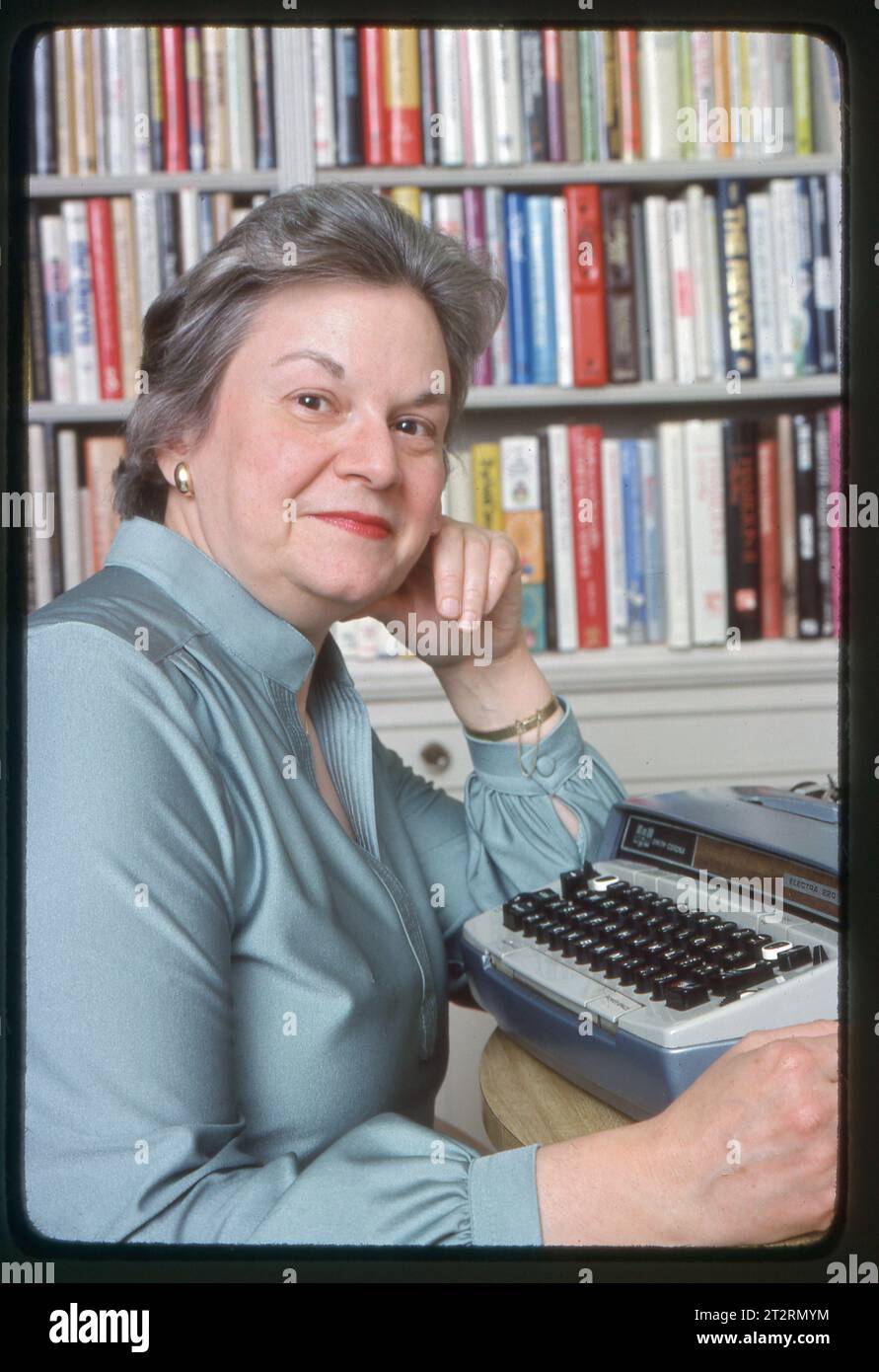 Un ritratto posato del compianto Janet Louise Roberts, un bibliotecario che trasformò romanzesco scrittore. Scrisse anche con i nomi Louisa Bronte, Rebecca Danton, Janette Radcliffe. A Manhattan nel 1979. Foto Stock