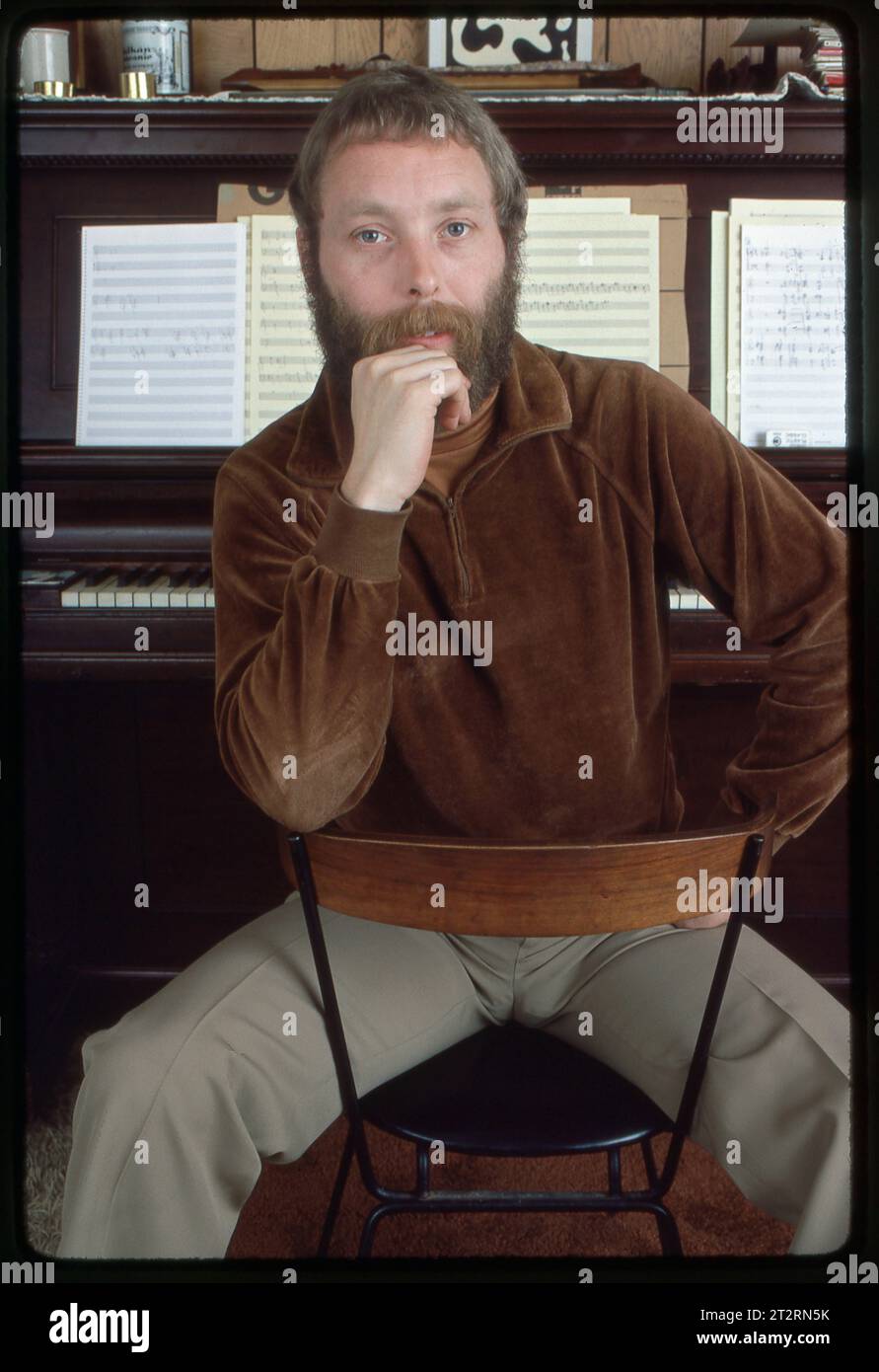 Ritratto del doppio bassista jazz inglese, compositore e bandleader Dave Holland nel suo studio di casa nello stato di New York, 1983. Foto Stock