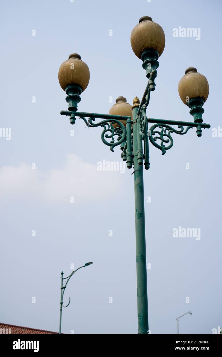 lampada da cortile con asta alta, vista dal basso con vista verso il cielo. Foto Stock