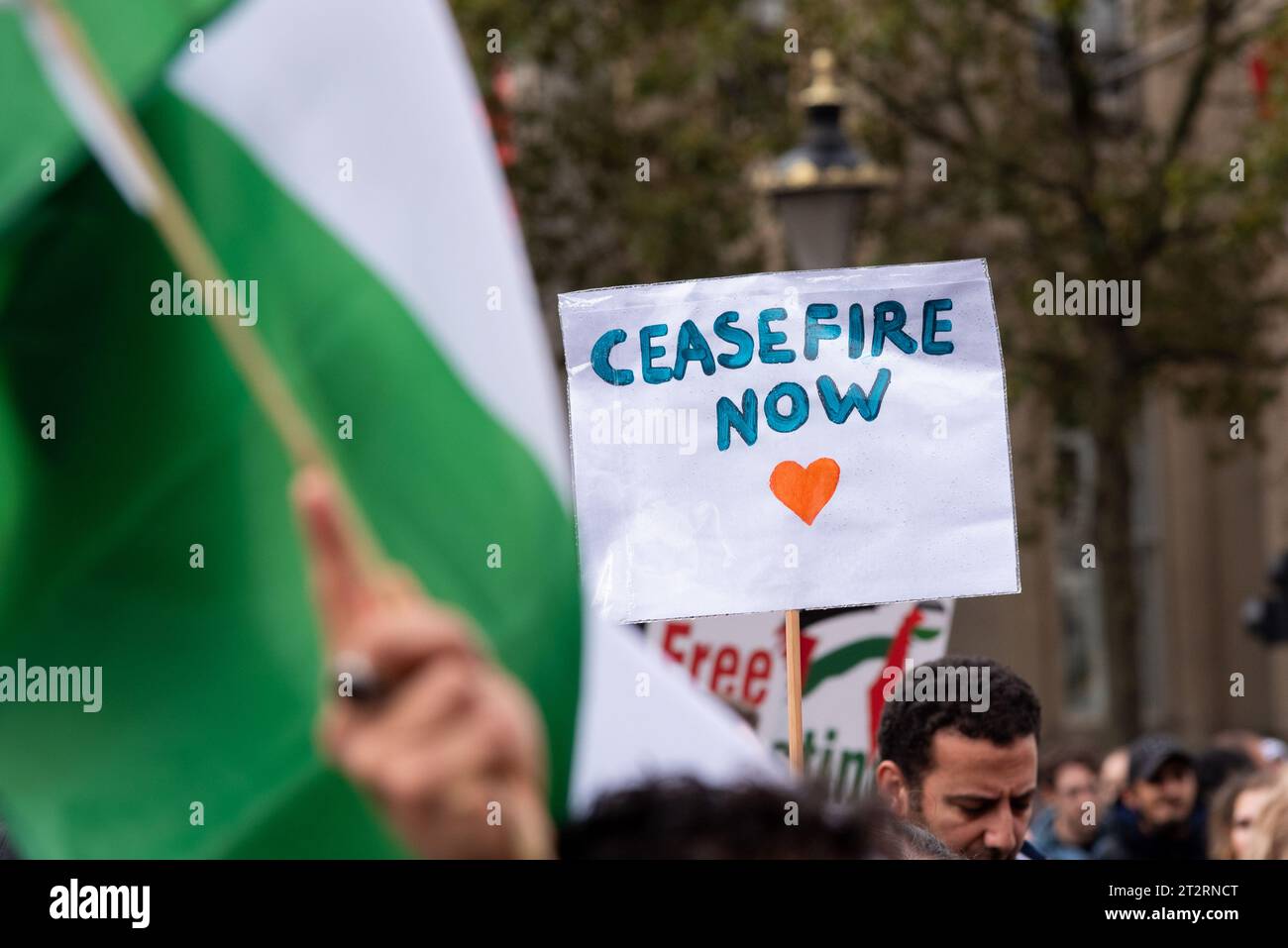 Westminster, Londra, Regno Unito. 21 ottobre 2023. Una protesta è in corso contro l'escalation dell'azione militare a Gaza mentre il conflitto tra Israele e Hamas continua. Organizzato da gruppi tra cui la campagna di solidarietà della Palestina e la Coalizione di guerra, intitolata «marcia nazionale per la Palestina» e con inviti a «Palestina libera», «porre fine alla violenza» e «porre fine all’apartheid». Cartello di cessate il fuoco Foto Stock