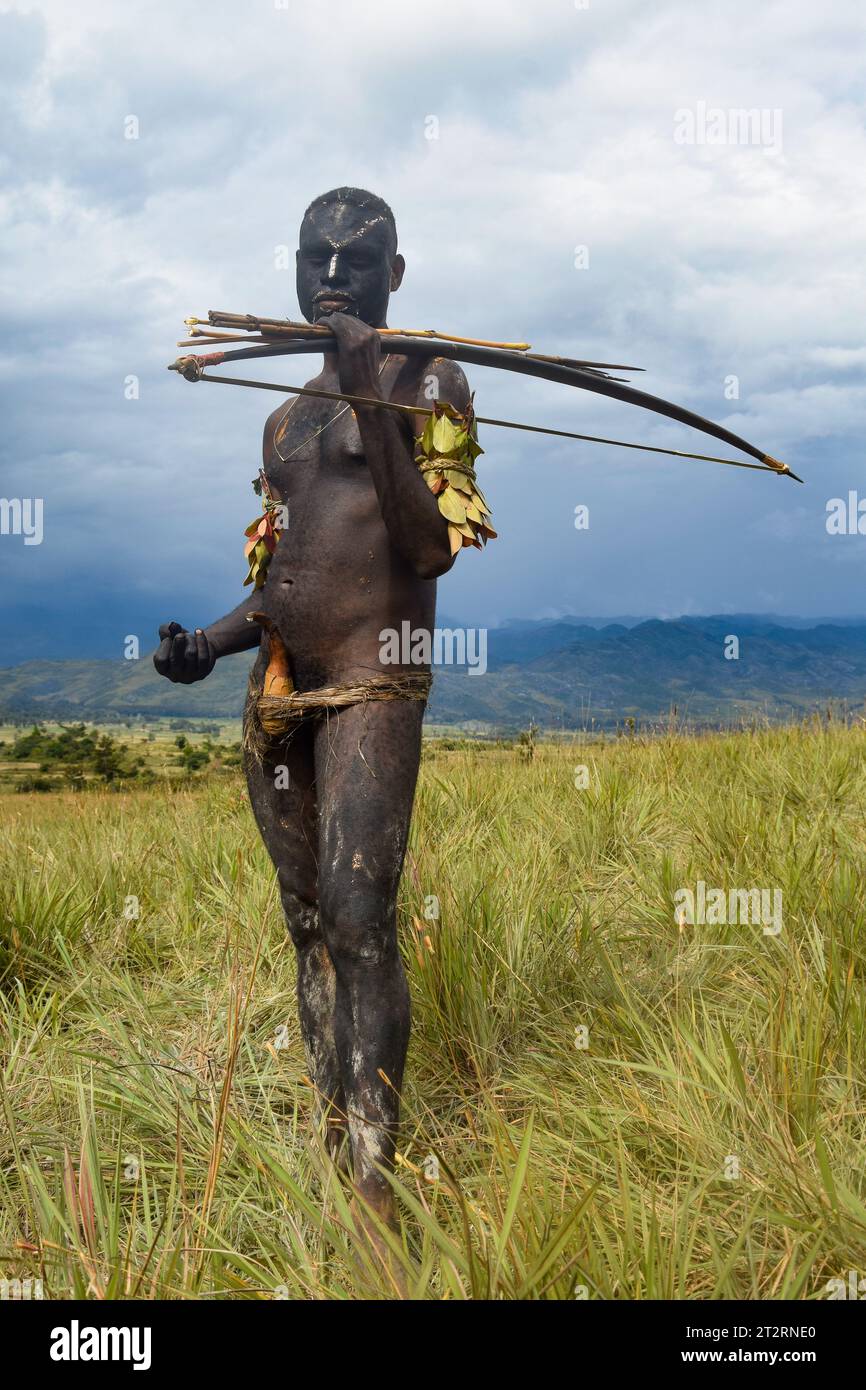 Guerriero della tribù Dani nella valle di Baliem Foto Stock