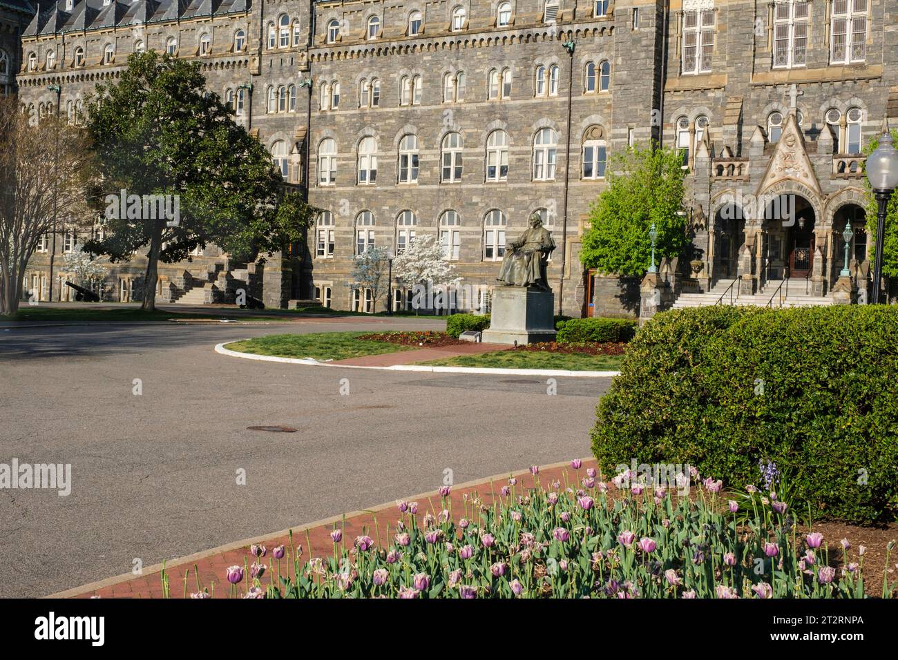 Georgetown University, Healy Hall, Washington, DC, USA. Statua di John Carroll, fondatore. Foto Stock