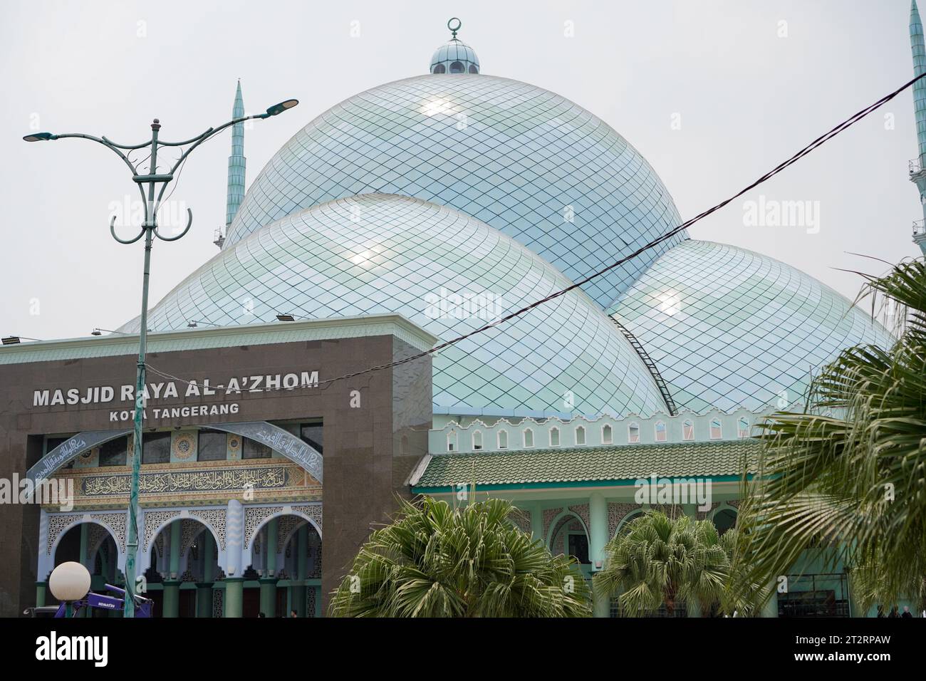 Indonesiano. La moschea è il luogo di culto dei musulmani, situata lateralmente con una vista verso il cielo. Foto Stock