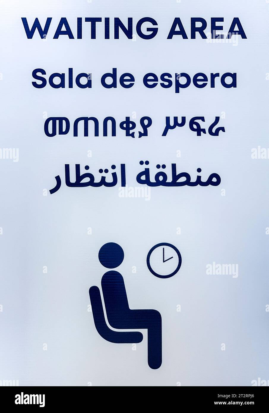 Cartello multilingue per sala d'attesa: Inglese, spagnolo, arabo, amarico. Foto Stock