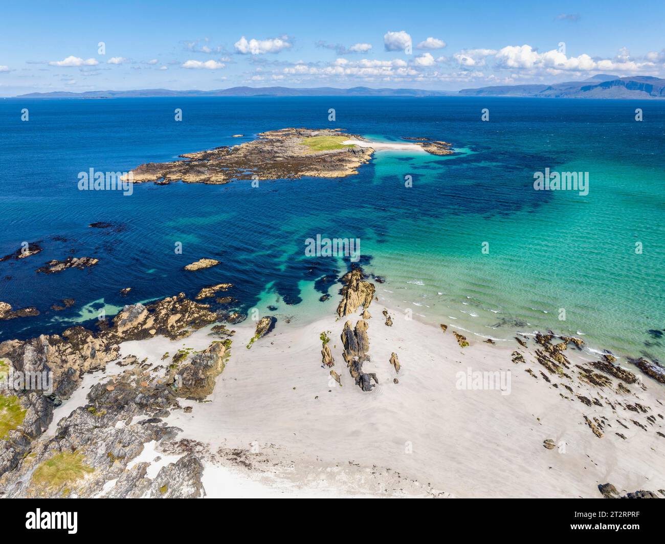 Veduta aerea della sabbiosa White Strand dei Monaci nella parte settentrionale dell'Isola di Iona, Ebridi interne, Scozia, Regno Unito Foto Stock