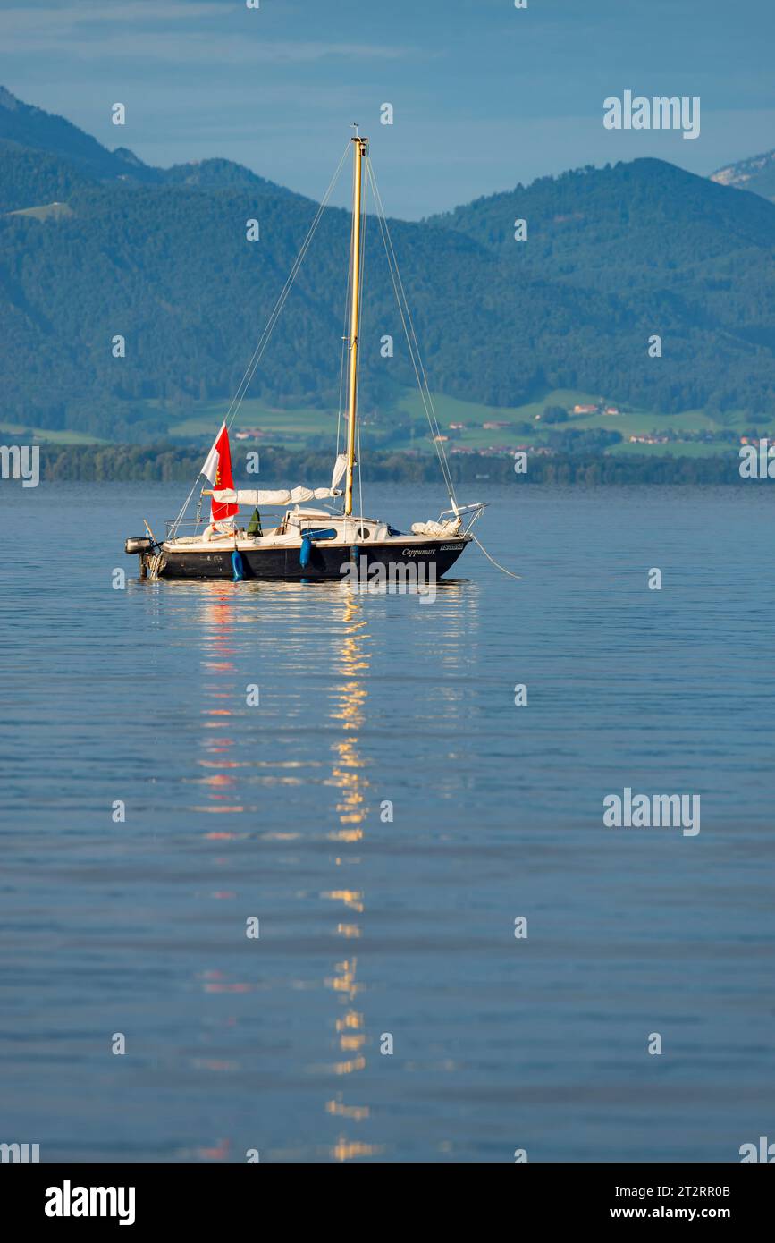 Chiemsee, dietro le Alpi del Chiemgau, Seebruck, Chiemgau, Baviera, Germania Foto Stock