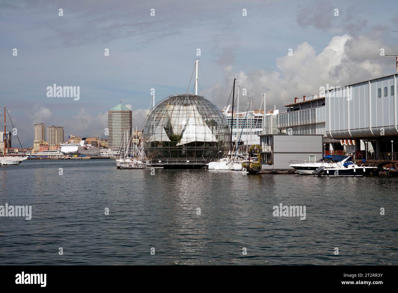 Porto Antico, capoluogo della regione Liguria, Genova, regione Liguria, Italia, Genova, Liguria, Italia, barche, cielo azzurro, acqua, Mar Mediterraneo, Europa Foto Stock