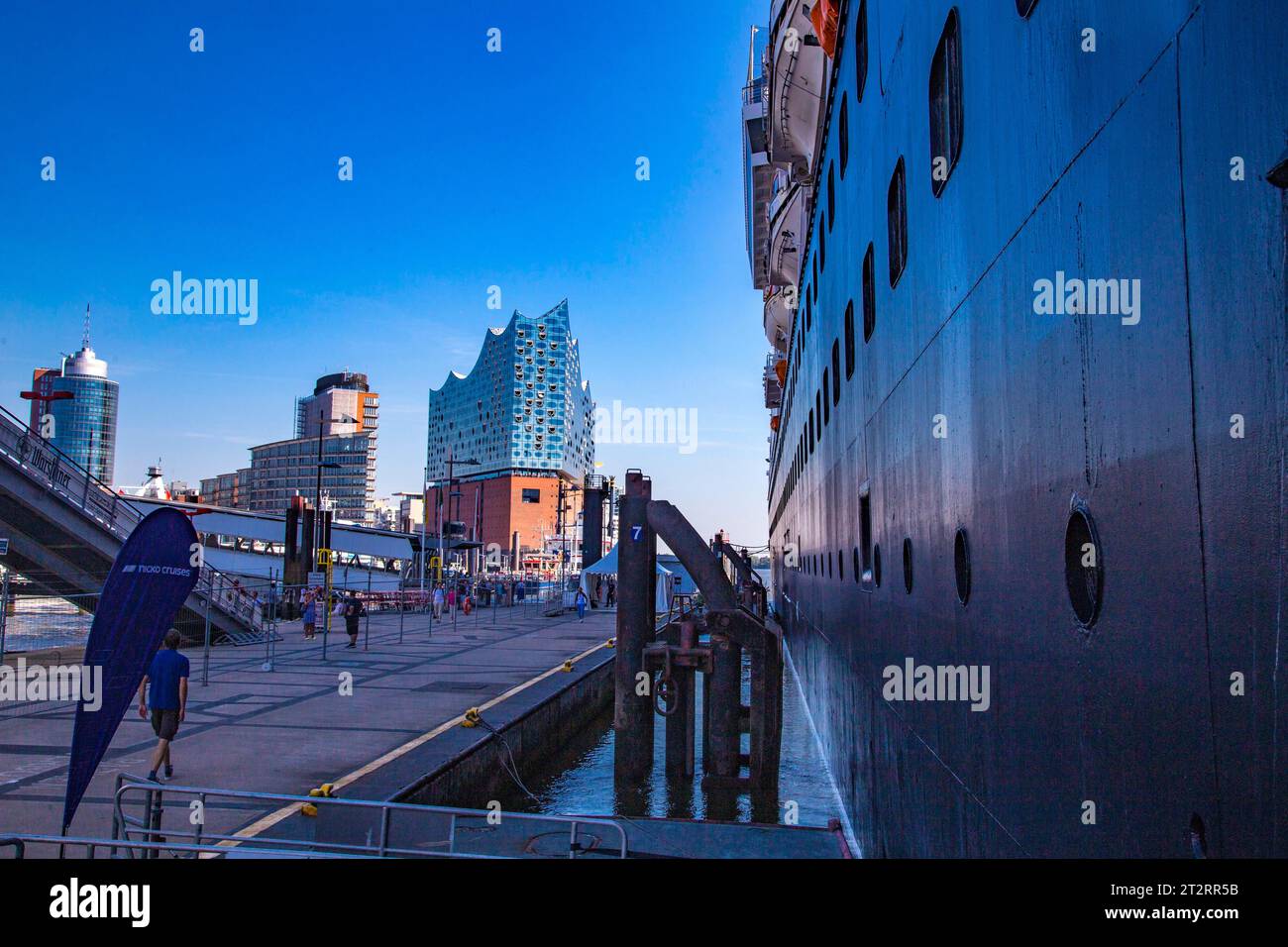 La nave da crociera Vasco da Gama ormeggiata all'Ueberseebruecke nel porto di Amburgo Foto Stock