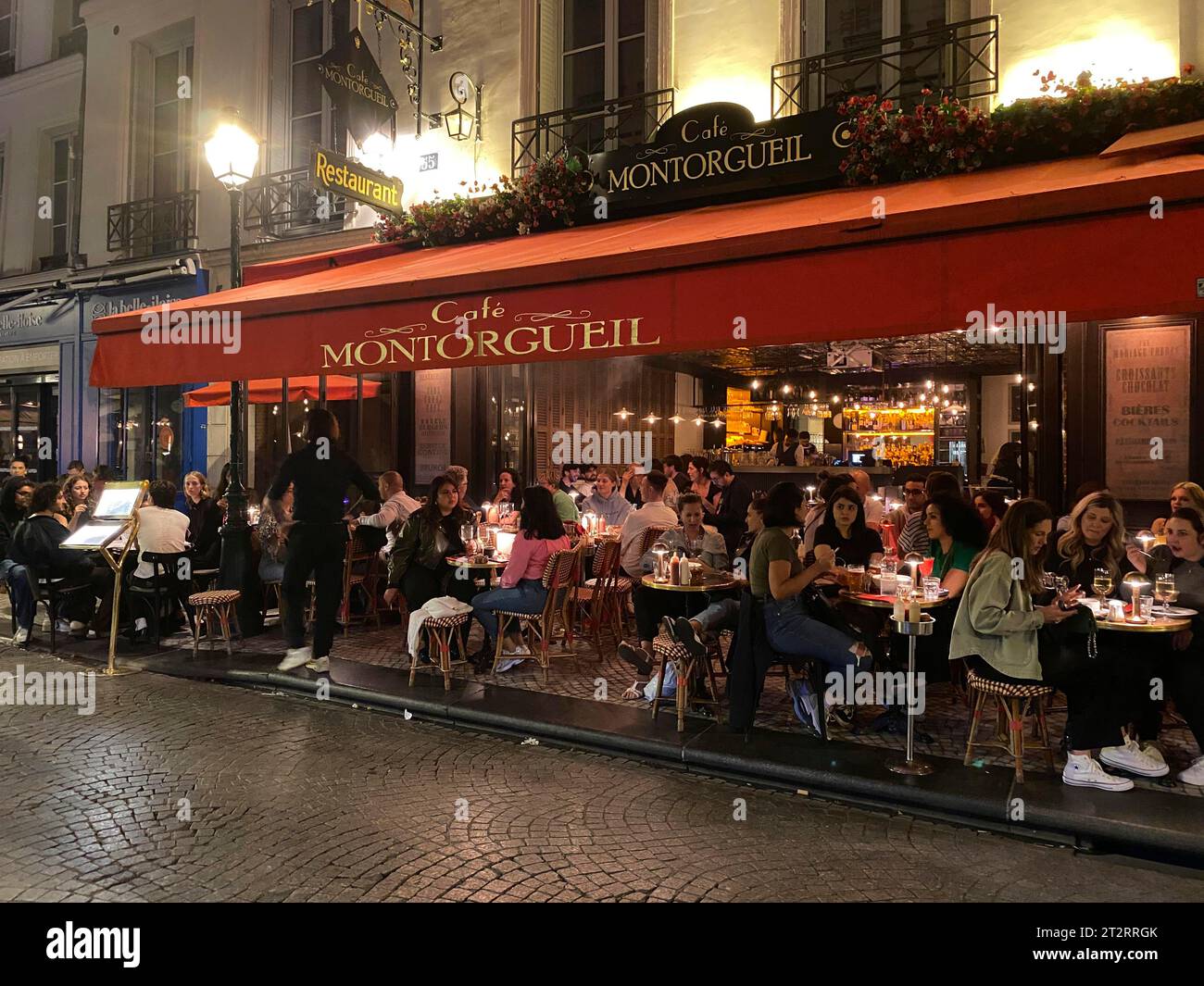 Persone sedute nell'area esterna, ristorante Cafe Montogrueil, sera, notte, Parigi, Francia Foto Stock