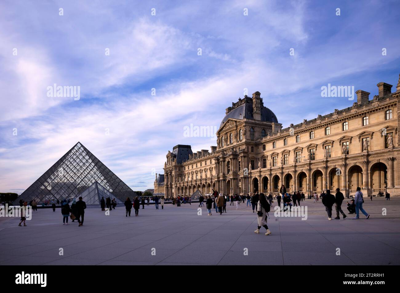 Pavillon Richelieu, piramide di ingresso in vetro, Palais du Louvre, Parigi, Francia Foto Stock