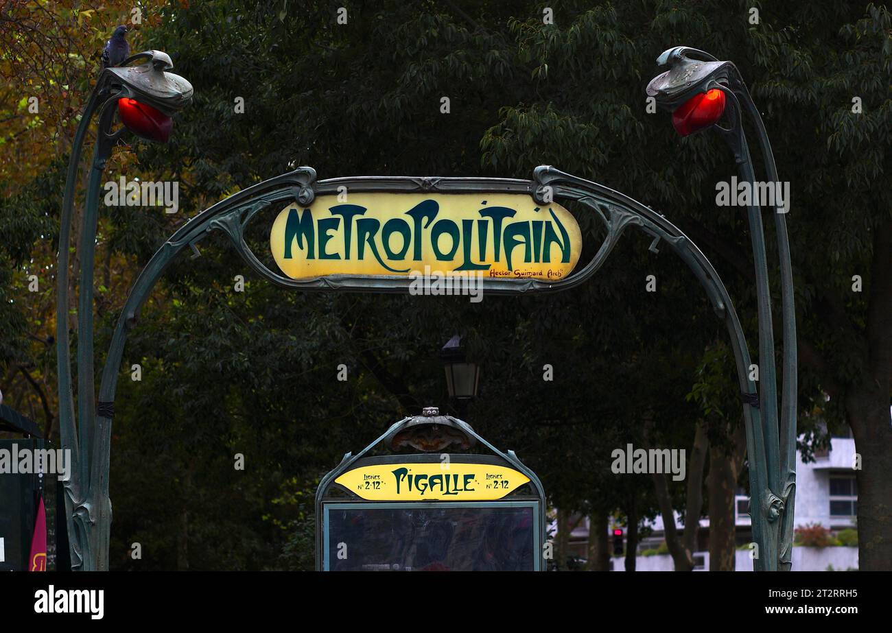 Ingresso alla stazione della metropolitana di Pigalle, progettata da Hector Guimard, Metro, Montmartre, Parigi, Francia Foto Stock