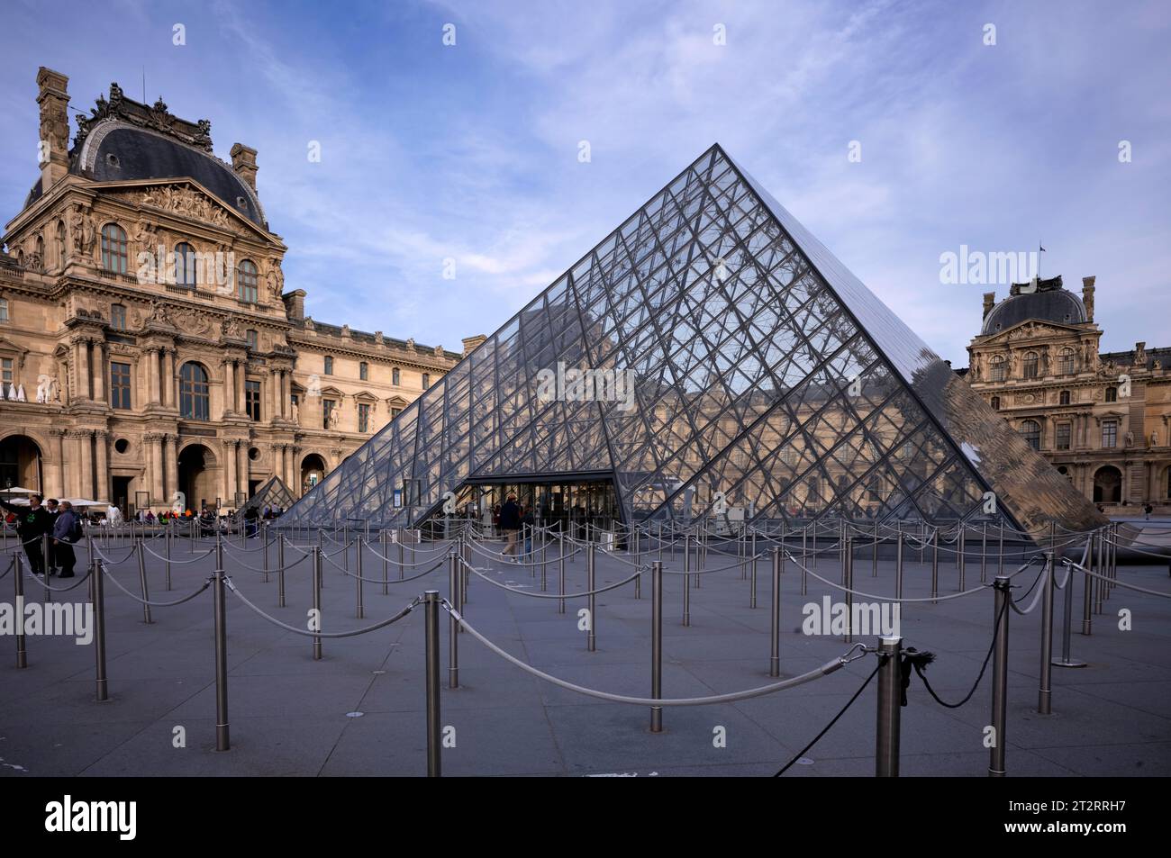 Sistema di guida persone per incanalare la coda, vuoto, Pavillon Richelieu, piramide di ingresso in vetro, Palais du Louvre, Parigi, Francia Foto Stock