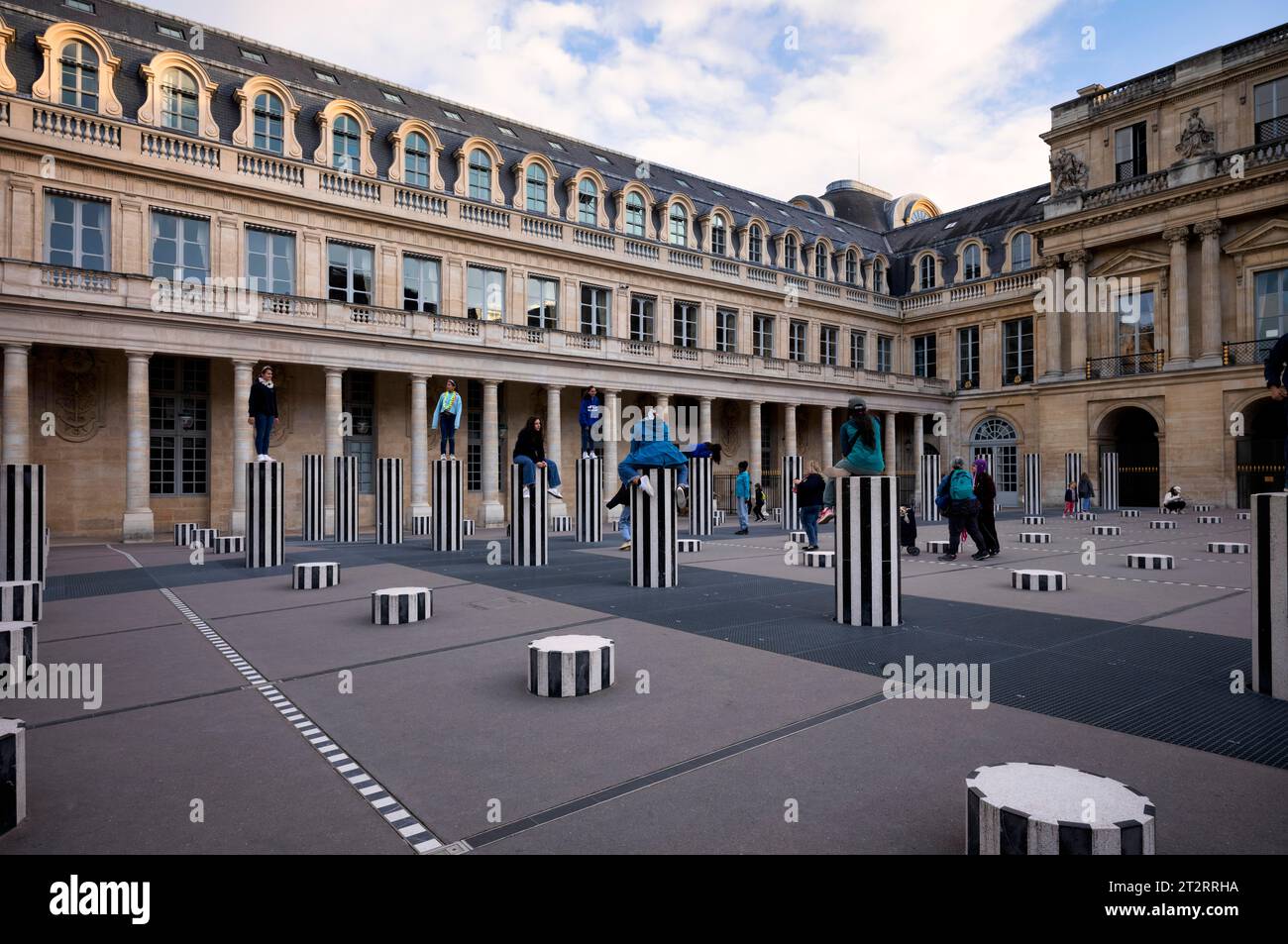 Bambini che giocano su Les Deux Plateaux, colonne, poligoni bianchi e neri, di Daniel Buren, Corte d'onore del Palais Royal, Parigi, Francia Foto Stock