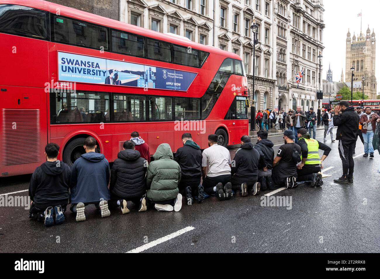 Londra, Regno Unito. 21 ottobre 2023. I sostenitori della Palestina si prendono il tempo di pregare durante una manifestazione di solidarietà a Whitehall dopo aver marciato da Marble Arch. Crediti: Stephen Chung / Alamy Live News Foto Stock