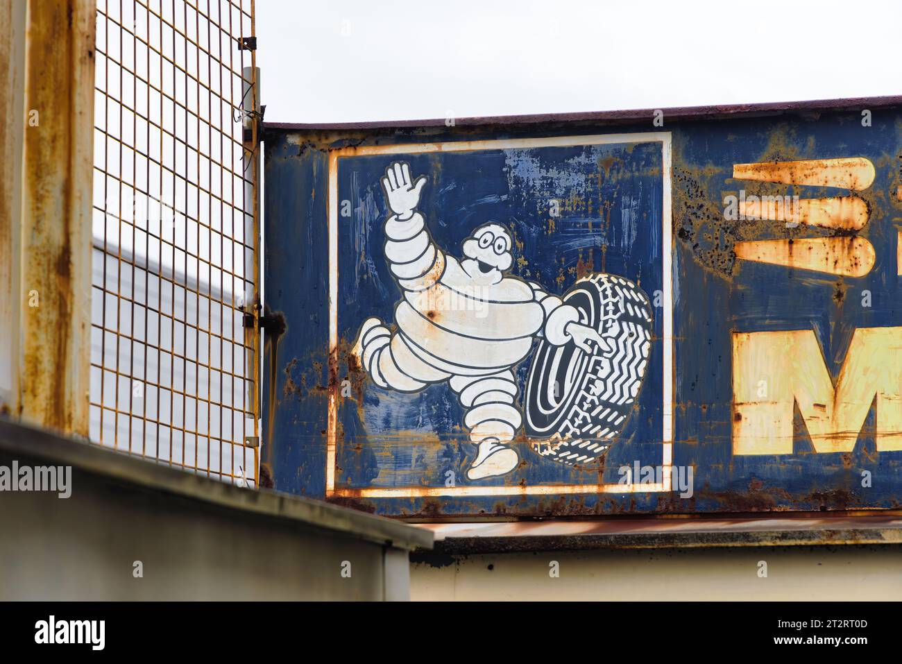 Ashikaga, Giappone - 18 aprile: Cartello pubblicitario Michelin arrugginito in un laboratorio abbandonato. Michelin S una multinazionale francese produttrice di pneumatici, t Foto Stock
