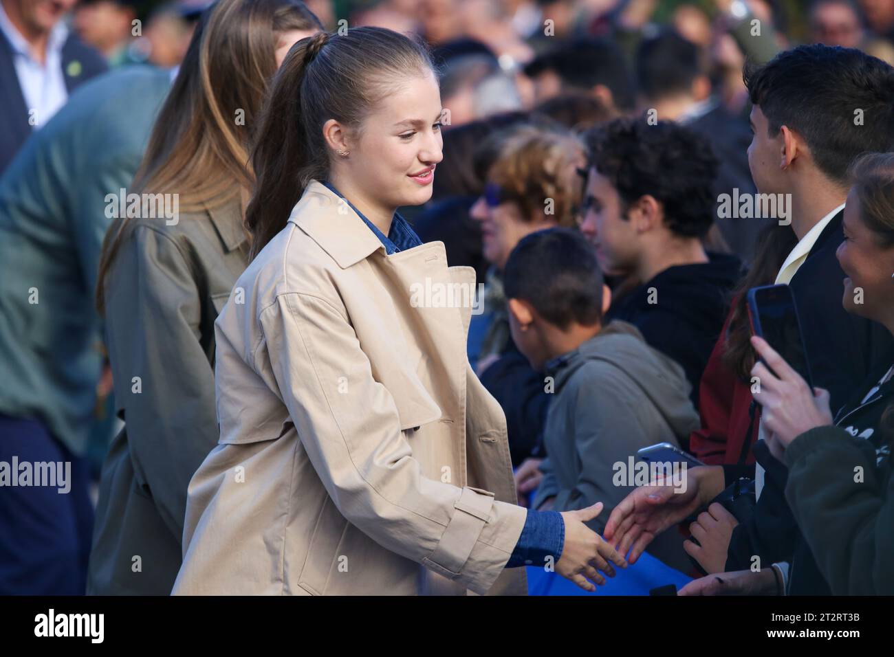 Arroes, Spagna, 21 ottobre 2023: Principessa delle Asturie, Leonor de Borbon saluta il pubblico durante l'esemplare Premio città delle Asturie 2023, il 21 ottobre 2023, ad Arroes, Spagna. Credito: Alberto Brevers / Alamy Live News. Foto Stock