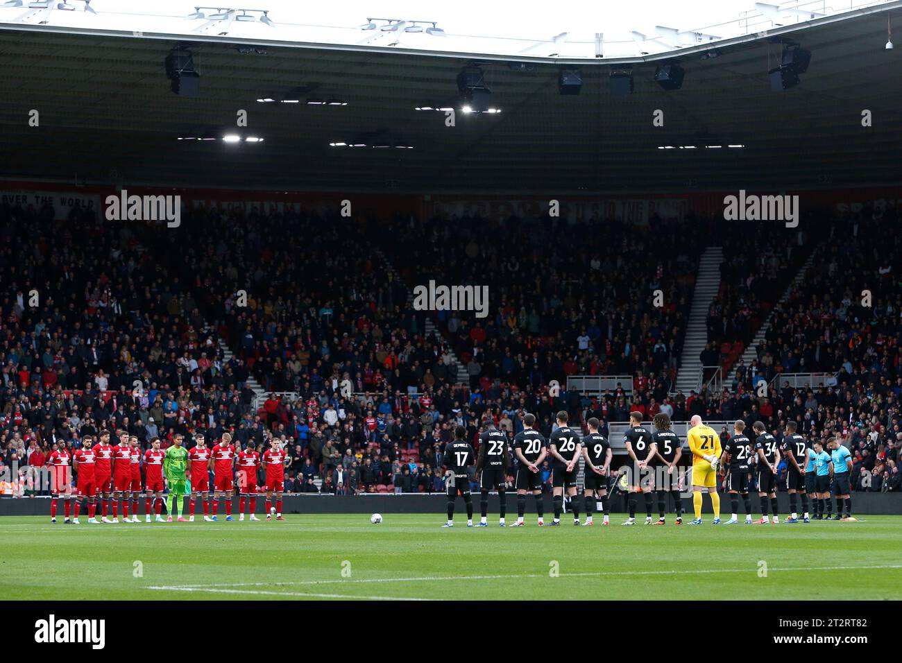 I giocatori del Middlesbrough e del Birmingham City mantengono un minuto di silenzio in segno di rispetto per coloro che sono stati colpiti dall'escalation della crisi nella guerra Israele-Hamas prima della partita del campionato Sky Bet al Riverside Stadium di Middlesbrough. Data immagine: Sabato 21 ottobre 2023. Foto Stock