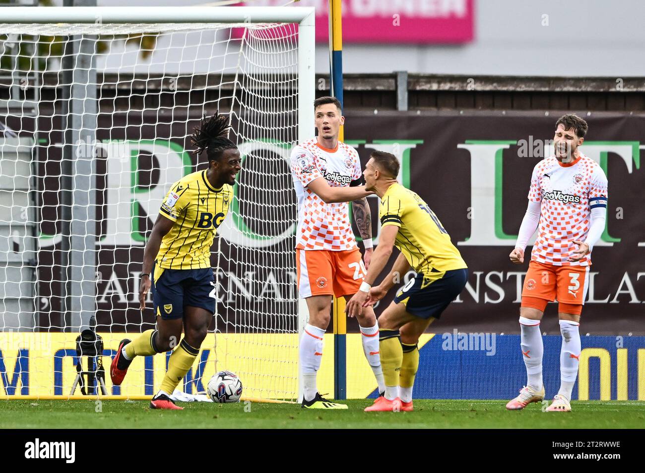 Greg Leigh #22 di Oxford United segna 1-0 punti durante la partita di Sky Bet League 1 Oxford United vs Blackpool al Kassam Stadium, Oxford, Regno Unito, 21 ottobre 2023 (foto di Craig Thomas/News Images) in, il 10/21/2023. (Foto di Craig Thomas/News Images/Sipa USA) credito: SIPA USA/Alamy Live News Foto Stock