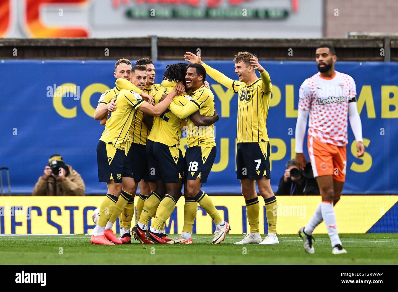 Greg Leigh #22 di Oxford United segna 1-0 punti durante la partita di Sky Bet League 1 Oxford United vs Blackpool al Kassam Stadium, Oxford, Regno Unito, 21 ottobre 2023 (foto di Craig Thomas/News Images) in, il 10/21/2023. (Foto di Craig Thomas/News Images/Sipa USA) credito: SIPA USA/Alamy Live News Foto Stock