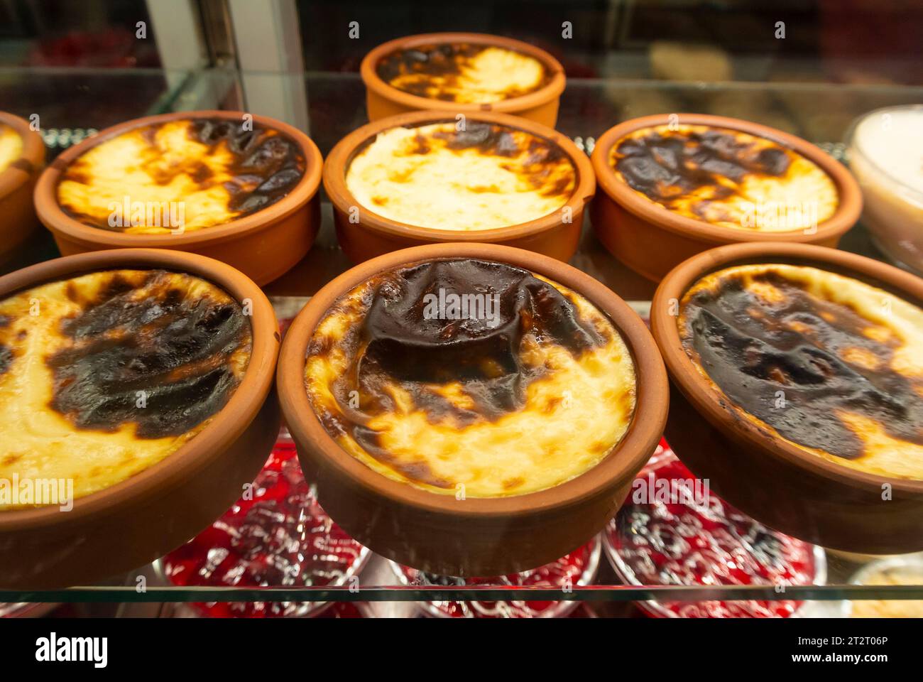 Il Fırın sütlaç è un budino di riso turco a base di riso mescolato con acqua o latte e altri ingredienti come cannella, vaniglia e uva passa. Foto Stock