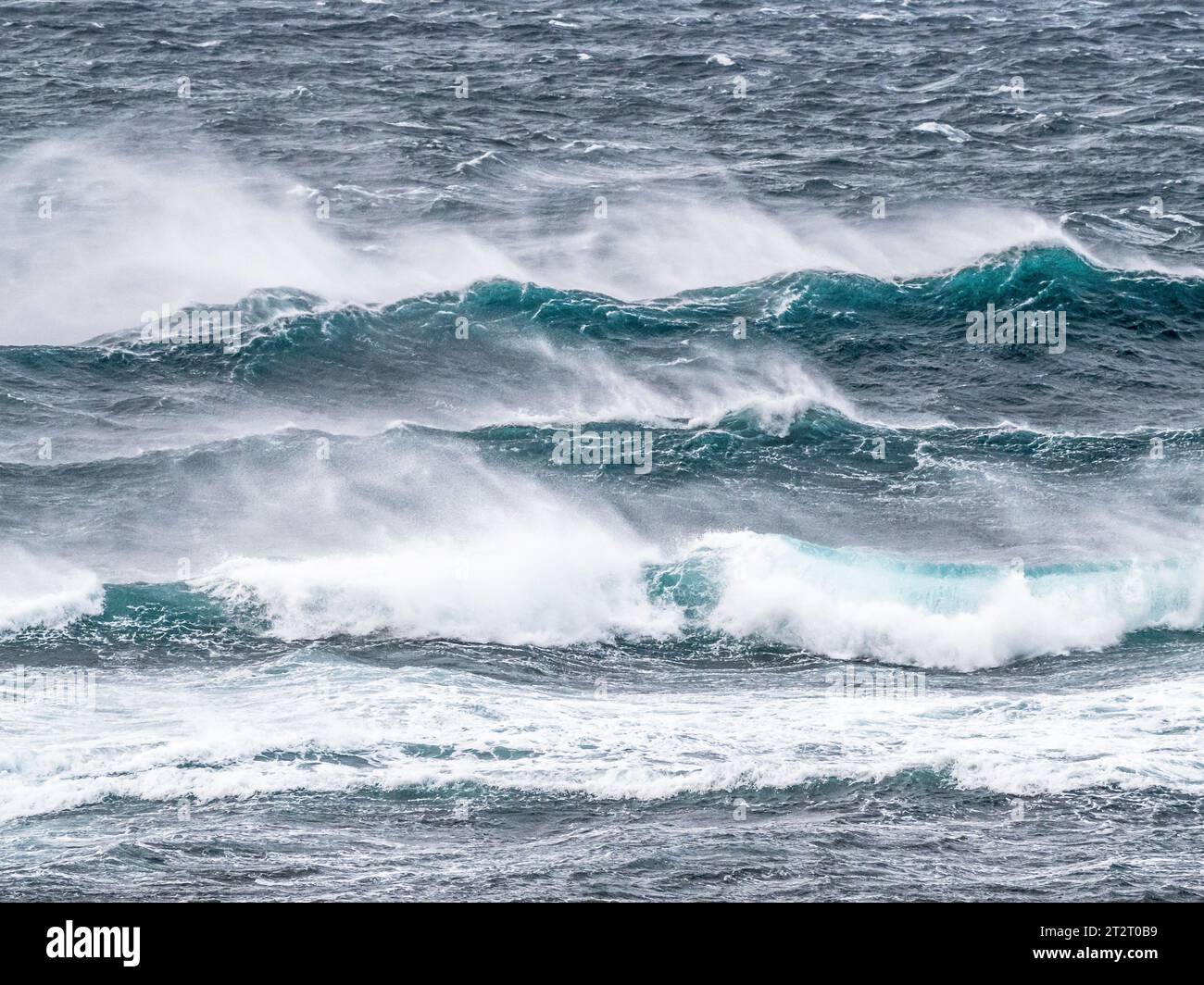 Onde che si infrangono sulla barriera corallina (Baas o Huxter), al largo di Huxter, vicino a Melby e Sandness, Mainland Shetland, Scozia Foto Stock