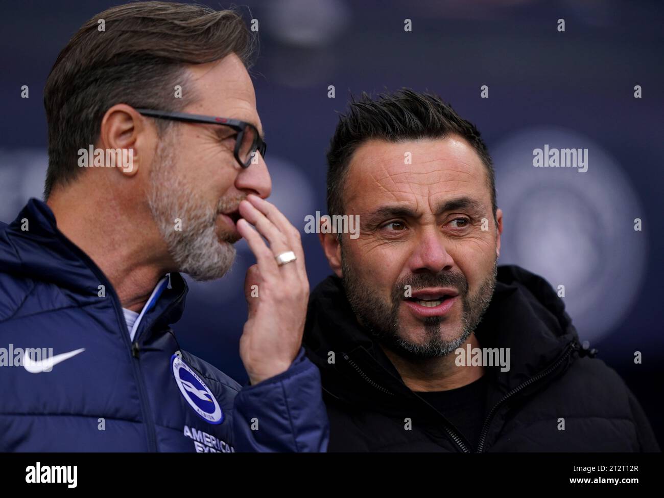 Brighton e il manager di Hove Albion Roberto De Zerbi (a destra) con l'assistente Andrea Maldera prima della partita di Premier League all'Etihad Stadium di Manchester. Data immagine: Sabato 21 ottobre 2023. Foto Stock