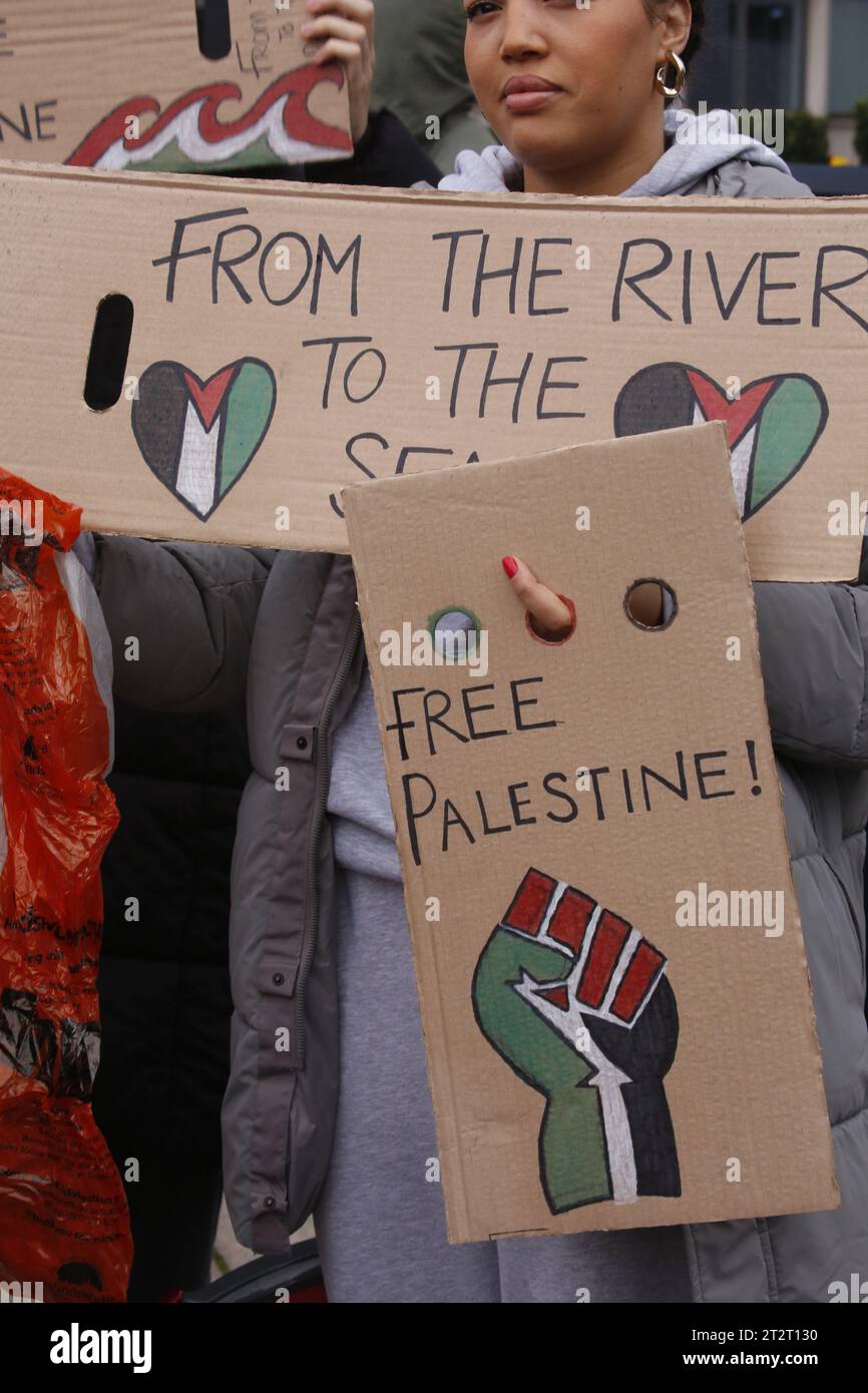 Londra, Regno Unito. 21/ottobre/2023 seconda grande marcia per la Palestina a Londra Una seconda grande marcia in solidarietà con il popolo palestinese ha luogo, a Londra la marcia inizia a Marble Arch prima di dirigersi attraverso la città, terminando con un raduno a Whitehall, vicino a Downing Street. La polizia ha imposto rigide restrizioni alla marcia. Credito: Roland Ravenhill/Alamy. Foto Stock