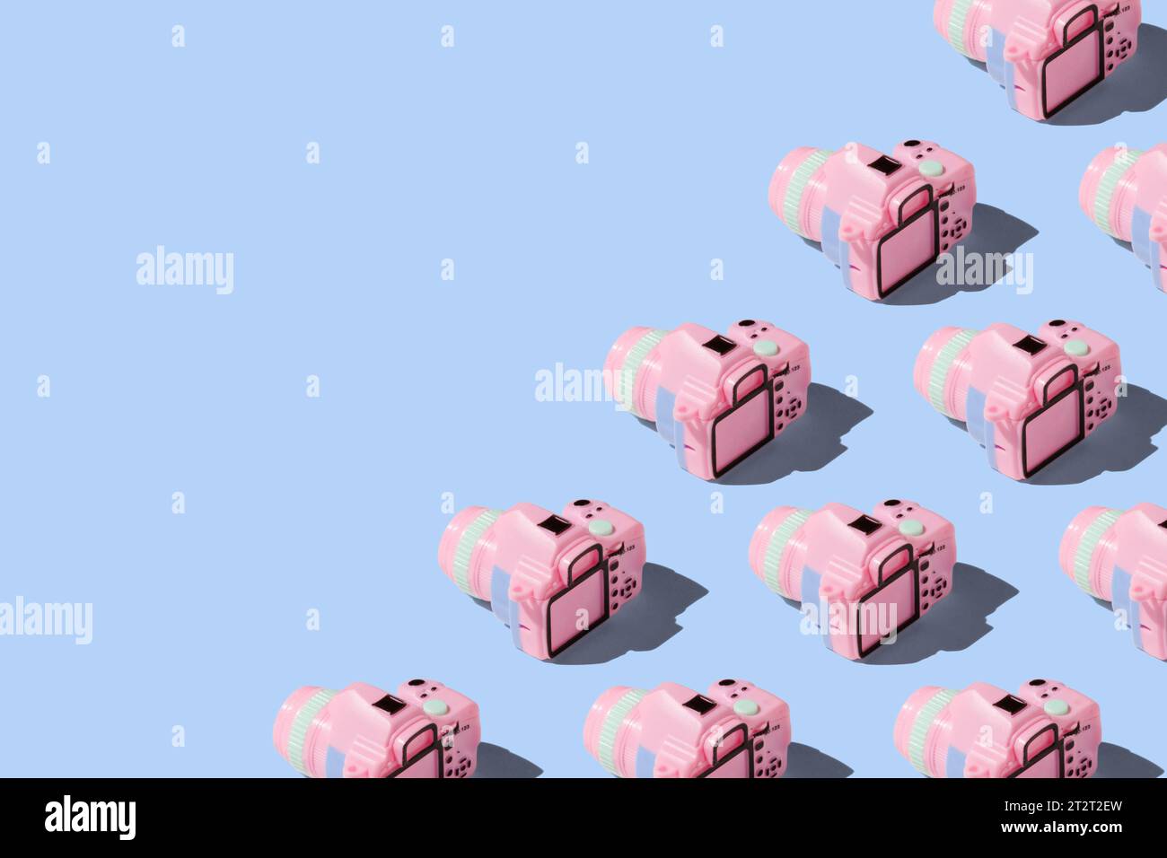 Pattern con fotocamera su sfondo color pastello Foto Stock