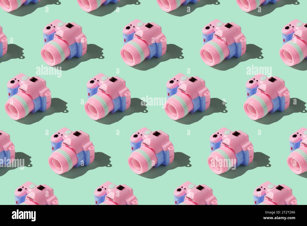 Pattern con fotocamera su sfondo color pastello Foto Stock