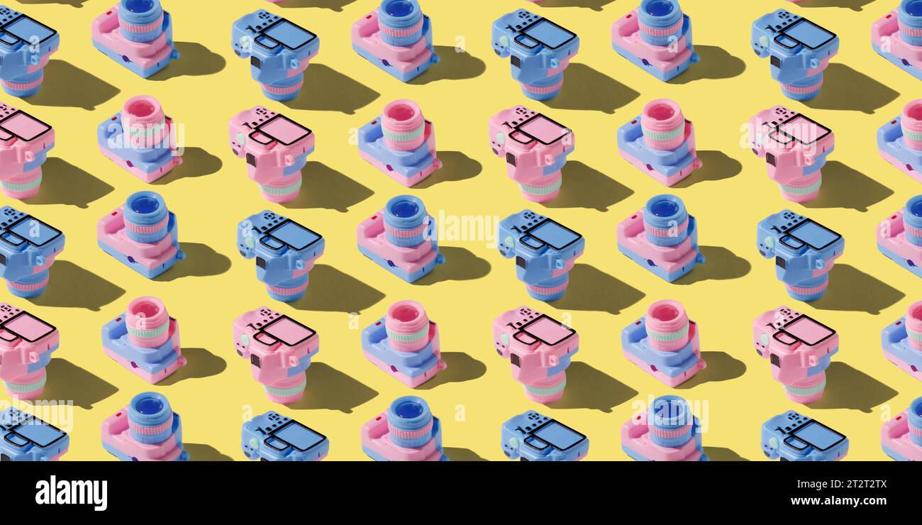 Pattern con fotocamera su sfondo color pastello Foto Stock