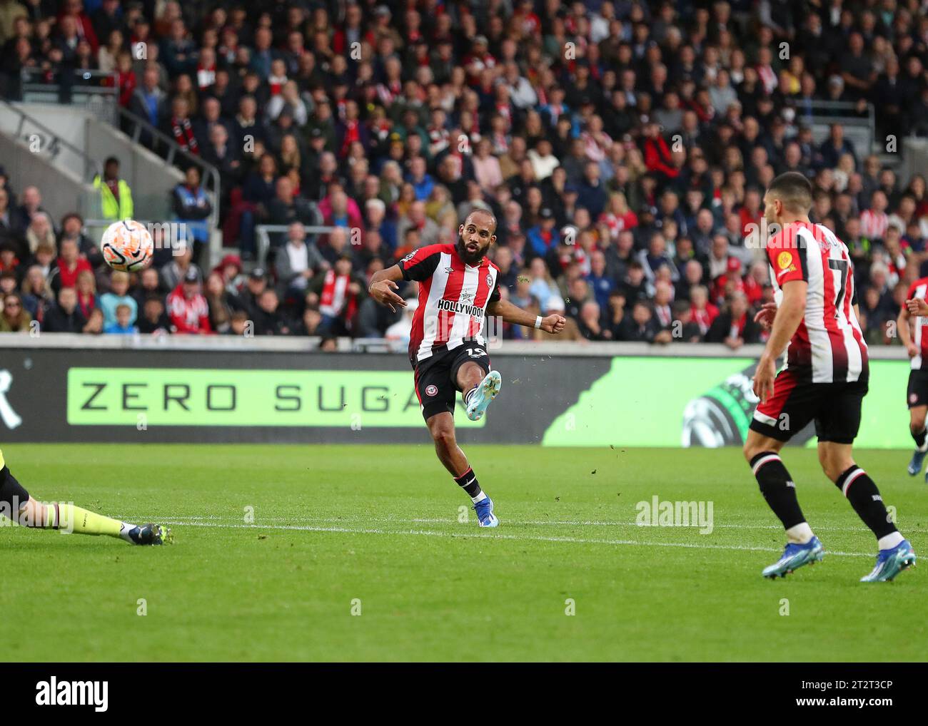 Brentford, Londra, Regno Unito. 21 ottobre 2023; Gtech Community Stadium, Brentford, Londra, Inghilterra; Premier League Football, Brentford contro Burnley; Bryan Mbeumo di Brentford tira e segna il 2° gol ai suoi lati nel 62° minuto per raggiungere il 2-0 credito: Action Plus Sports Images/Alamy Live News Foto Stock