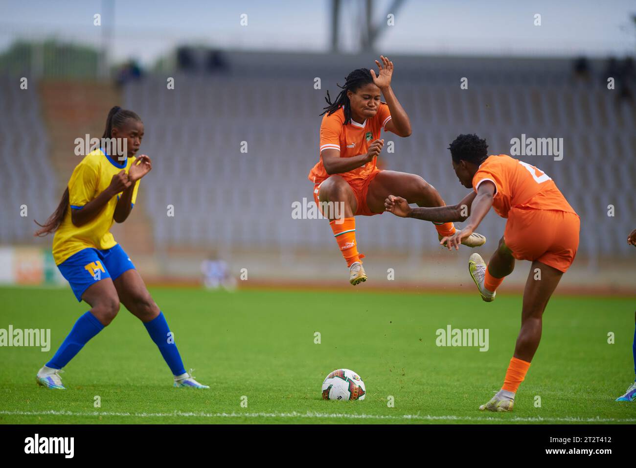 La ivoriana Kphao Zote Nina che schiera la palla dal suo compatriota e la tanzaniana Joyce Lema si proteggono a vicenda Foto Stock