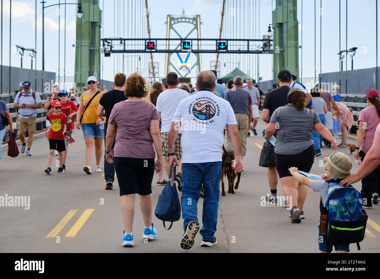 La folla cammina sull'Angus MacDonald Memorial Bridge, una passeggiata annuale. Foto Stock