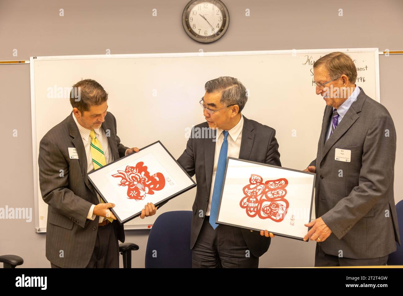 Exton. 21 ottobre 2023. Il Console generale cinese a New York Huang Ping (C) presenta regali a Michael Grigalonis (L), presidente e direttore operativo del Chester County Economic Development Council (CCEDC), e F. William Bogle, presidente della Pennsylvania Global Business Advisors, in un incontro al CCEDC di Exton, Pennsylvania, Stati Uniti, 20 ottobre 2023. PER ANDARE CON "Roundup: I leader degli affari statunitensi hanno esortato a esplorare il mercato cinese" credito: Winston Zhou/Xinhua/Alamy Live News Foto Stock